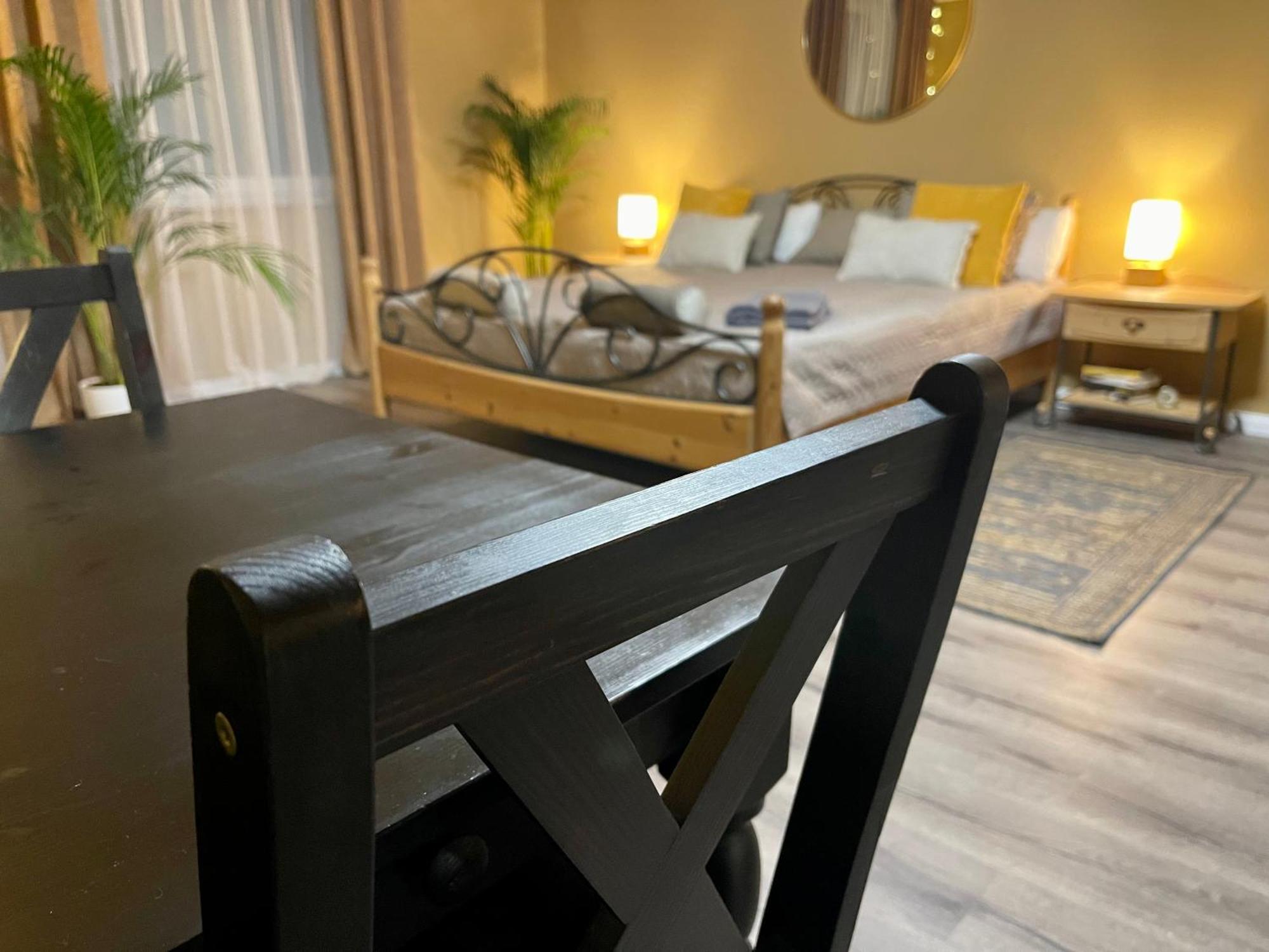 Terracotta Apartment - Zentral, Parken, Netflix, Kontaktloses Einchecken, Kingsize-Bett Wuppertal Bagian luar foto