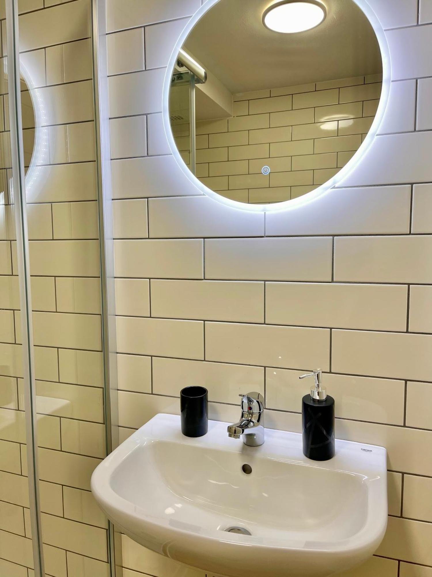 Terracotta Apartment - Zentral, Parken, Netflix, Kontaktloses Einchecken, Kingsize-Bett Wuppertal Bagian luar foto