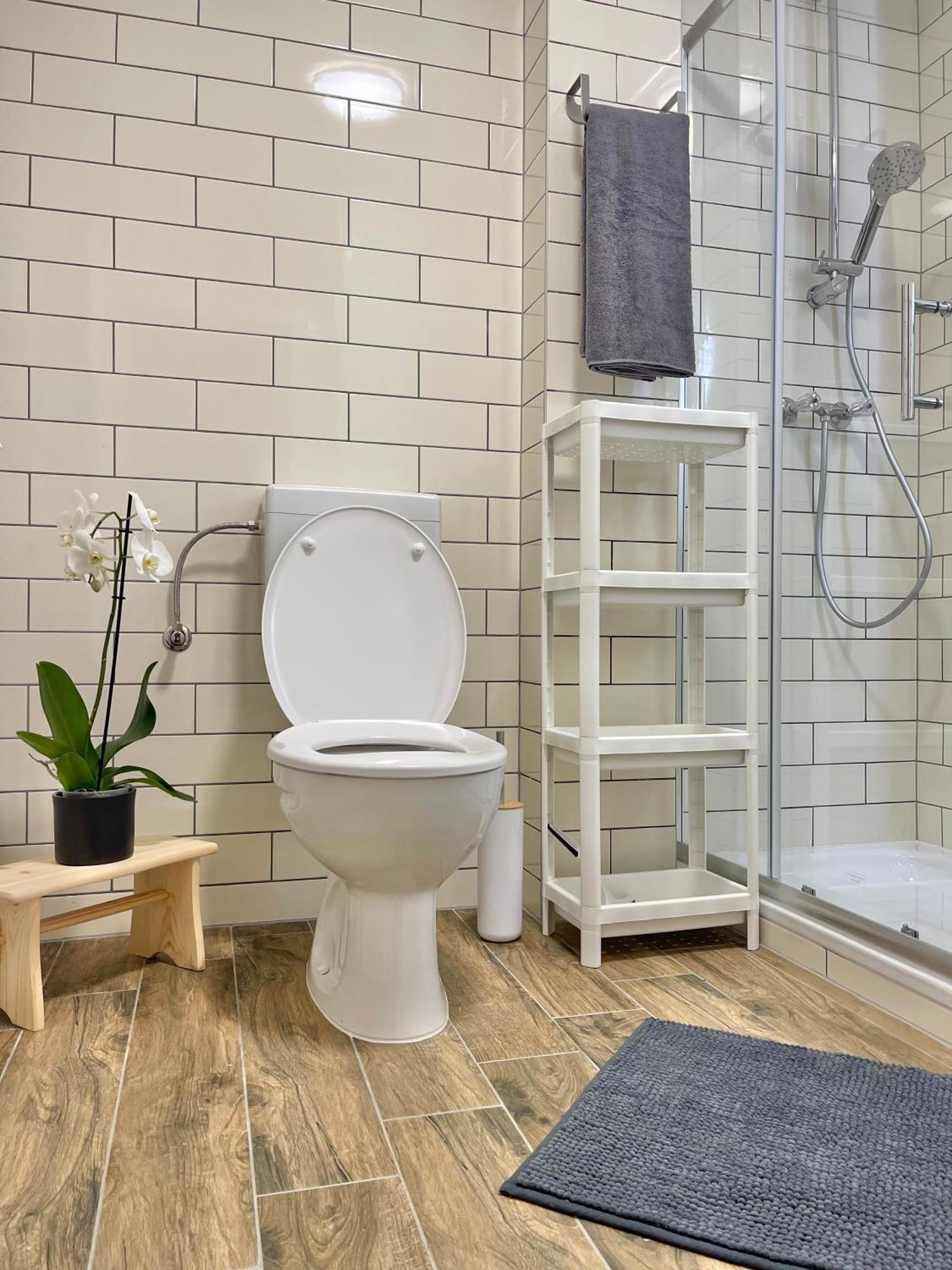 Terracotta Apartment - Zentral, Parken, Netflix, Kontaktloses Einchecken, Kingsize-Bett Wuppertal Bagian luar foto