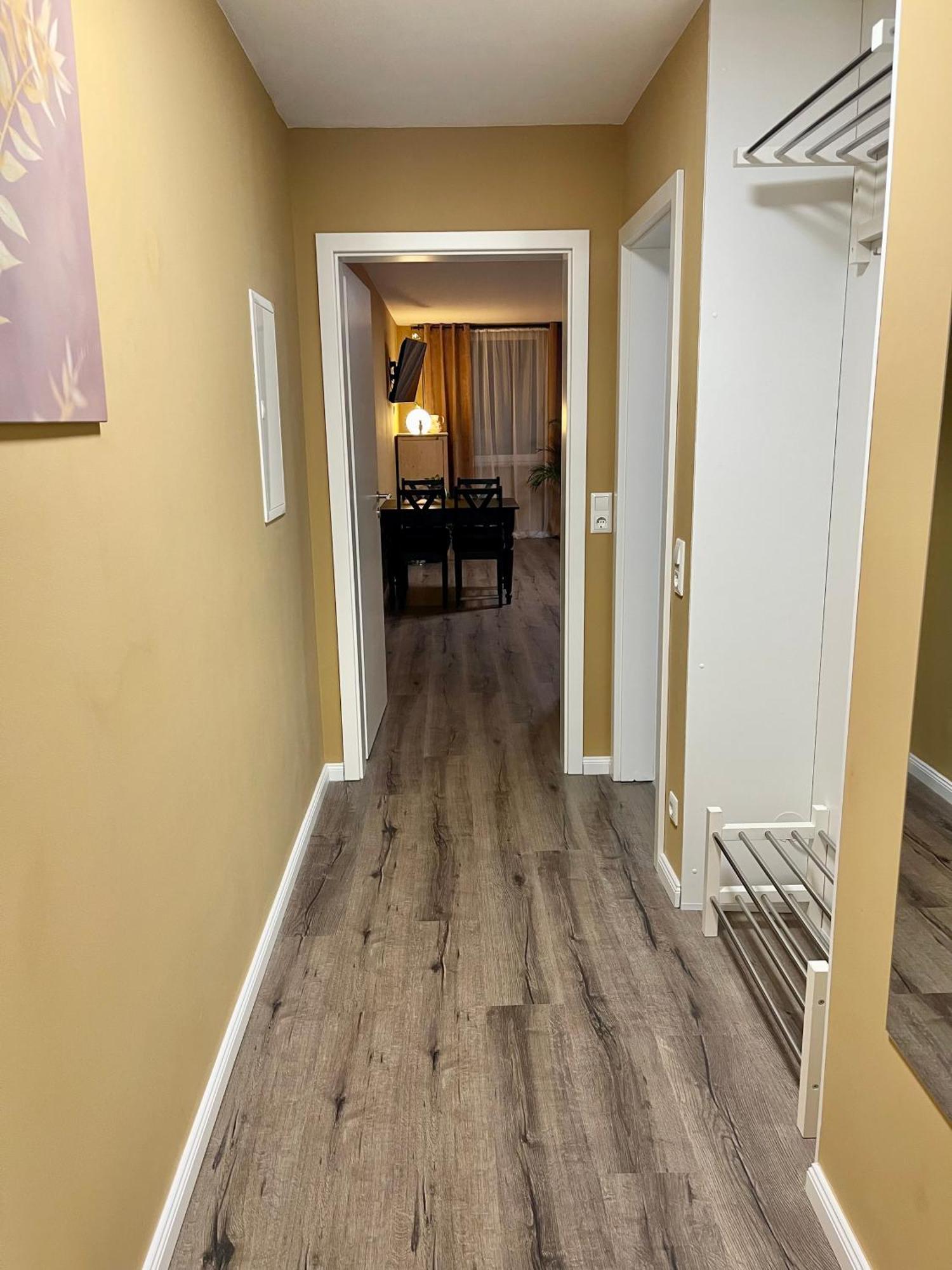 Terracotta Apartment - Zentral, Parken, Netflix, Kontaktloses Einchecken, Kingsize-Bett Wuppertal Bagian luar foto