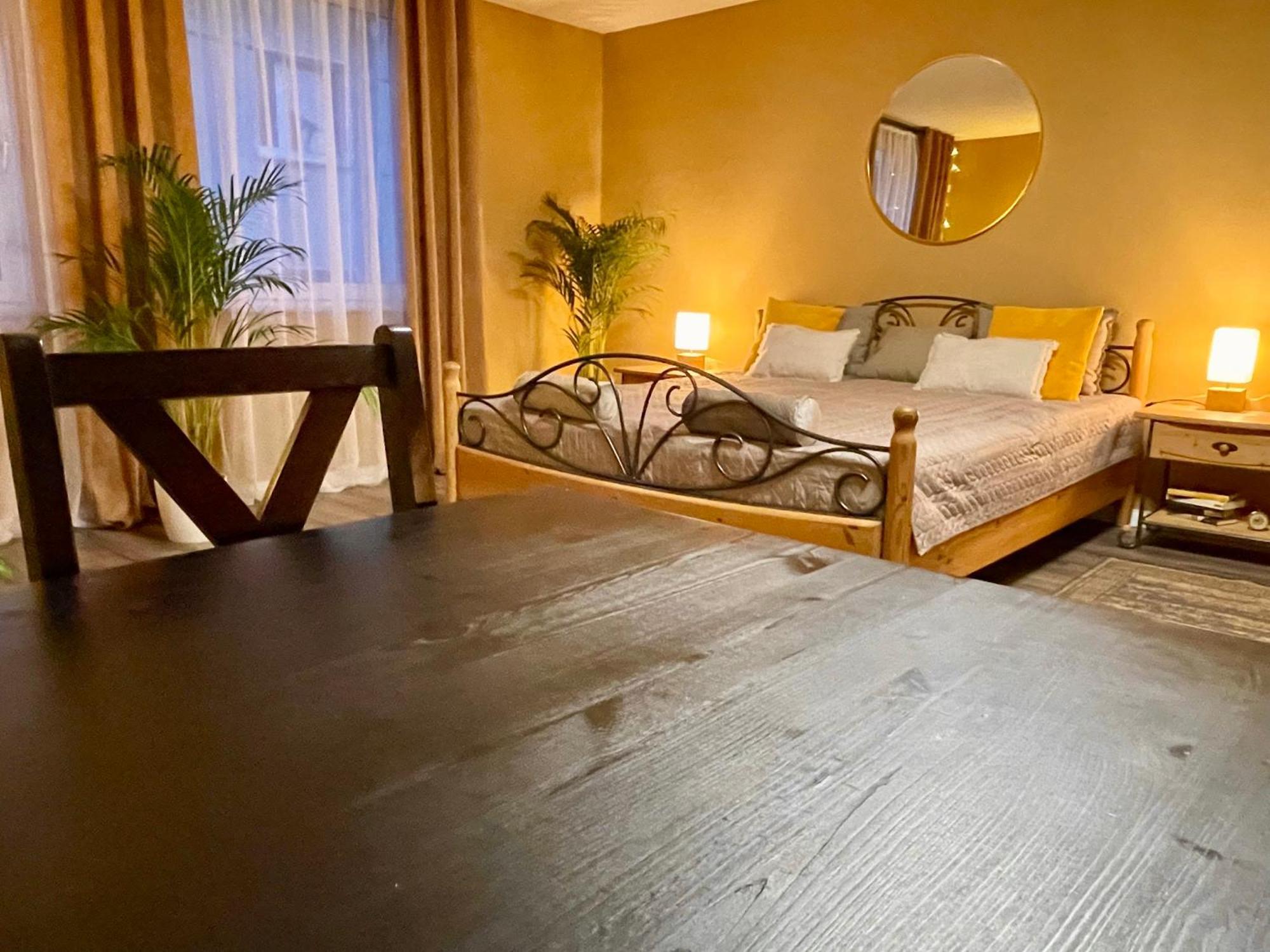 Terracotta Apartment - Zentral, Parken, Netflix, Kontaktloses Einchecken, Kingsize-Bett Wuppertal Bagian luar foto