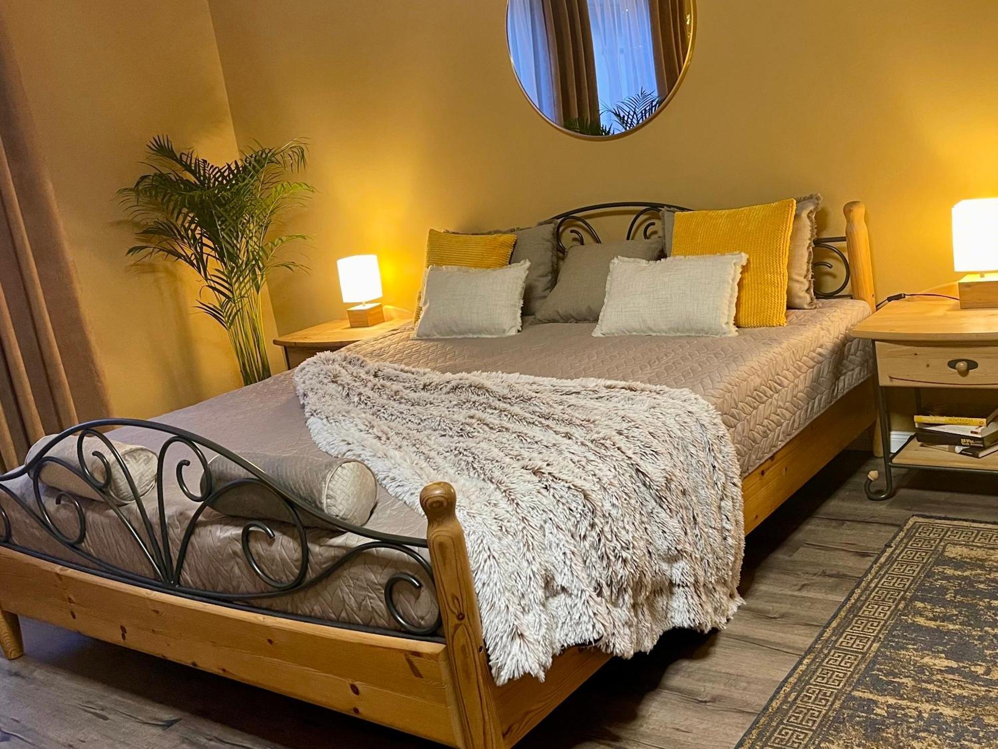 Terracotta Apartment - Zentral, Parken, Netflix, Kontaktloses Einchecken, Kingsize-Bett Wuppertal Bagian luar foto